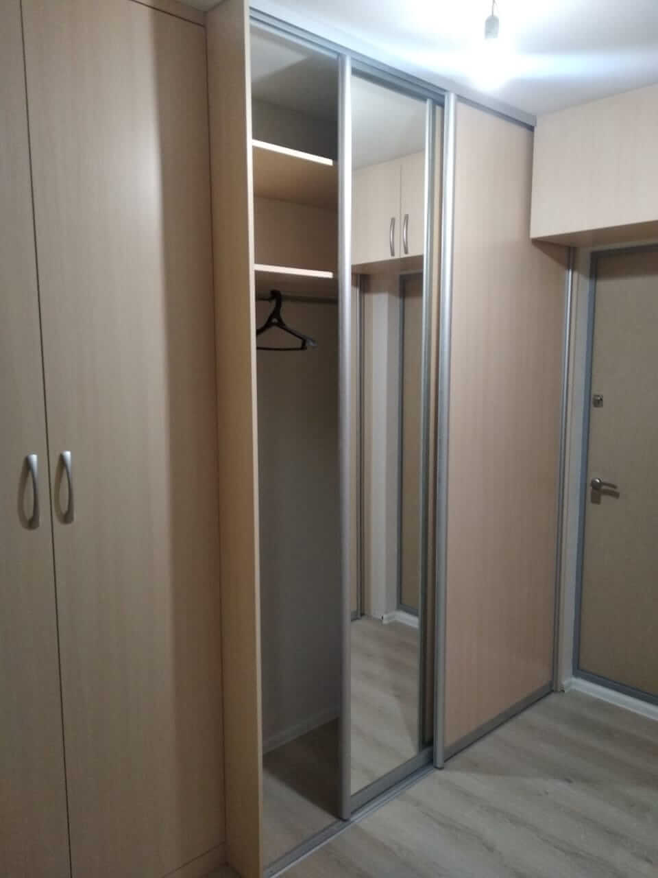 Шкафы купе для прихожей, цвет молочный дуб