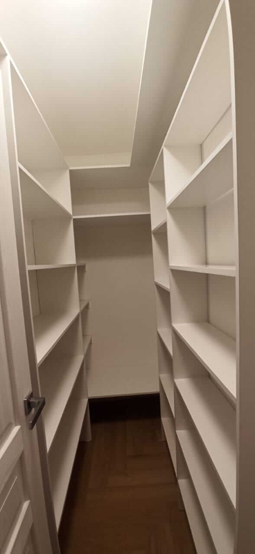 Белая гардеробная комната со стеллажами