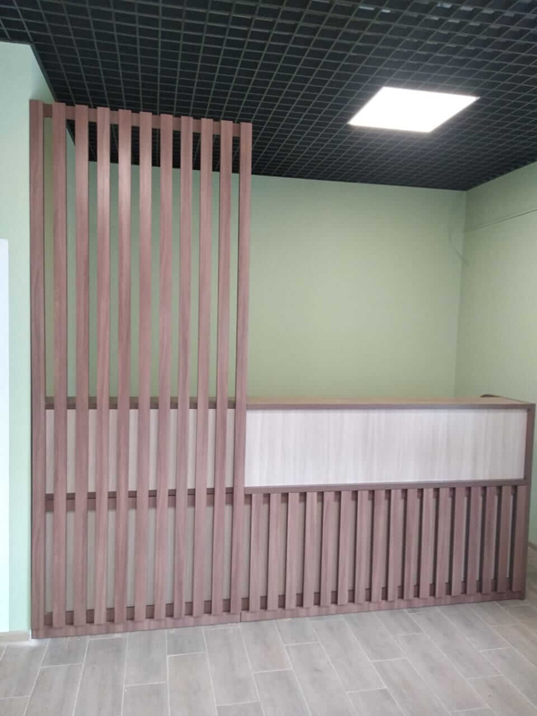 Стойка администратора с декоративными планками