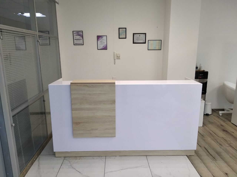 Cтойка ресепшн, мдф белый глянец, ЛДСП дуб сонома